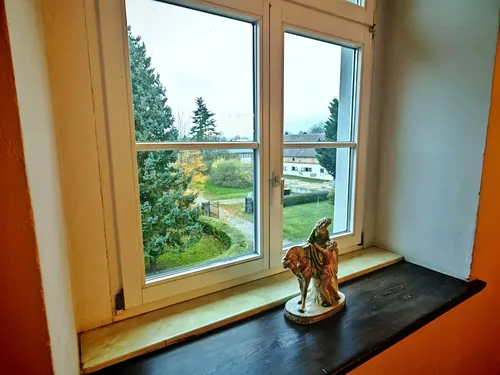 Breite Fensterbank mit Blick in den Park