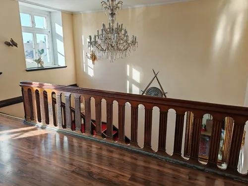 Empore mit Holzbalustrade und Kronleuchter über dem Festsaal Gustav Vasa