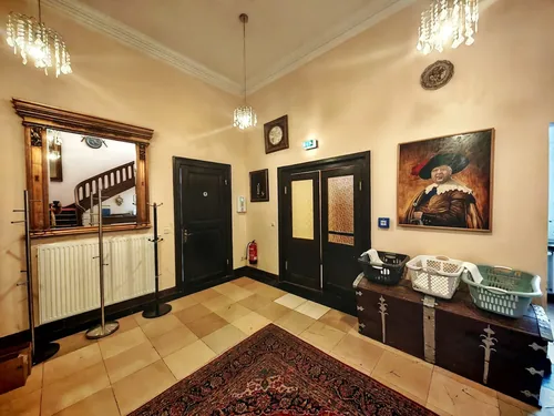 Foyer des Herrenhauses mit Treppenaufgang und Kronleuchter