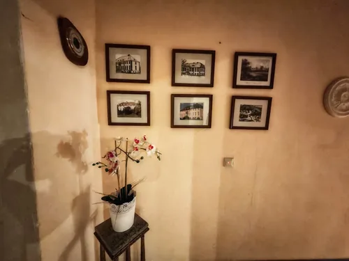 Historische Fotografien des Guts Lübbenow an einer Wand