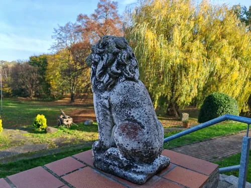 Steinerner Löwe auf der Balustrade im Park